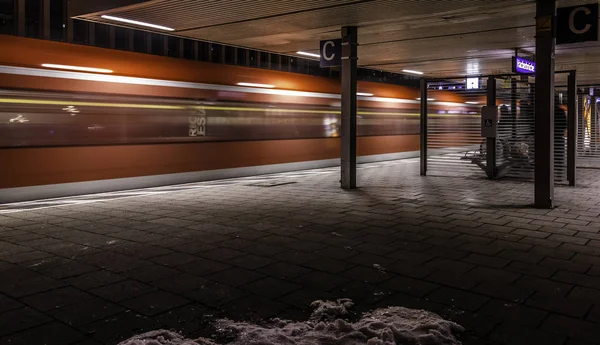 Münih, Almanya, Februar 24, 2018. Geceleri boş metro istasyonu Münih'te görüntüleyin.