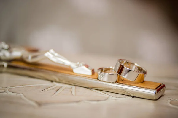 Obrączki Ślubne Złote Wstążki Pierścienie Złoto Srebro — Zdjęcie stockowe