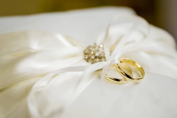 Obrączki Ślubne Złote Wstążki Pierścienie Złoto Srebro — Zdjęcie stockowe