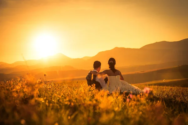 Manželky Nevěsta Při Západu Slunce — Stock fotografie