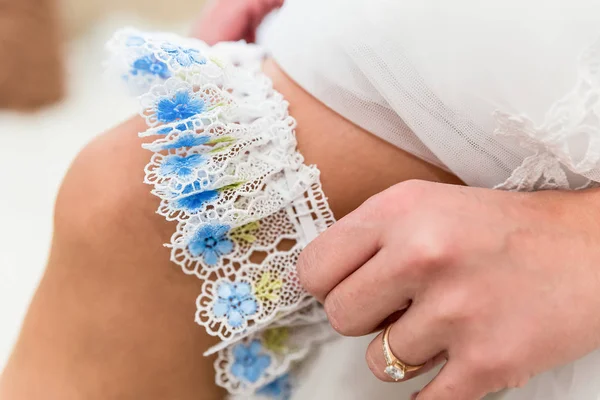 Dressing a wedding garter