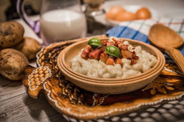 Slovak geleneksel yemekleri, Patates gnocchi, bryndza, ahşap krep, patates, yumurta. süt, koyun peyniri