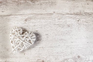 kalp, ışık tabakta üstten bakarak yalan