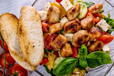 salata, Yunanca, İtalyanca, domates mozzarella fesleğen yaprakları, biber ve zeytinyağı ahşap bir masa üzerinde. Tarifi - kompozisyon