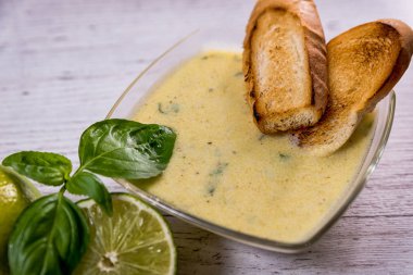 salata sosu, kireç, yoğurt, tuz, baharat, bal, zeytinyağı, hazırlık için reçete