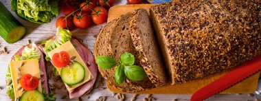 ekmek, taze tahıl ekmek jambon ve sebzeler, lezzetli Sağlıklı Kahvaltı, üstten görünüm ile masanın üzerine koydu, afiş