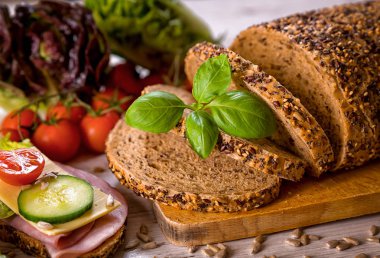 ekmek, jambon ve sebzeler, lezzetli sağlıklı kahvaltı masanın üzerine koydu, üstten görünüm ile taze tahıl ekmeği