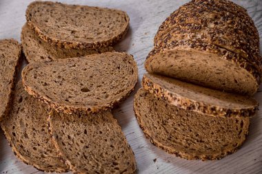 tahıl ekmeği, bir tabağa dilimlenmiş