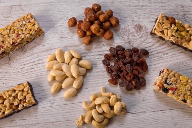 Mısır gevreği sopa, yaşam tarzı, malzemeler - daha fazla fındık, Kuru erik için sağlıklı beslenme, tatlım, masanın üzerine koydu yulaf gevreği