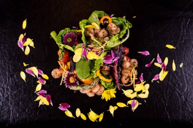 Taze salata karides, domates ve karışık sebze (ruccola, mesclun, mache) sağlıklı beslenme. Temiz yemek.