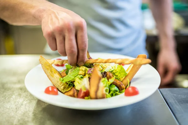Şef Close Eller Mutfakta Geleneksel Talyan Yemekleri Salata Hazırlık — Stok fotoğraf
