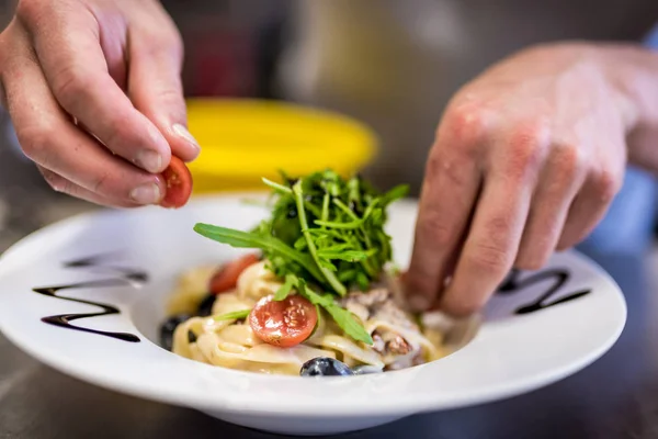 Şef Close Eller Mutfakta Geleneksel Talyan Yemekleri Salata Hazırlık — Stok fotoğraf