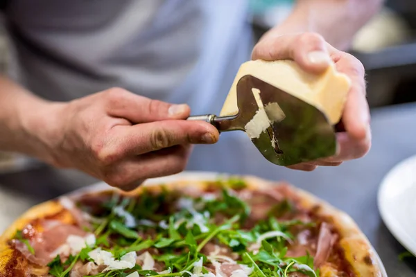 Zbliżenie Dłoni Przez Szefa Kuchni Przygotowanie Pizza Pomidor Rukola Podstawowej — Zdjęcie stockowe