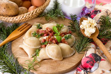 Ahşap masa, geleneksel Slovak mutfağı dağ manzaralı üzerinde kavrulmuş domuz pastırması ile koyun peyniri ile doldurulmuş Patates gnocchi