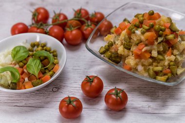 misel de lezzetli patates salatası masaya koydu, marul malzemeler - patates majneza havuç salatalık geleneksel Slovak bezelye