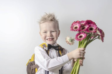 çiçekli üniformalı çocuk okula dönme kavramı