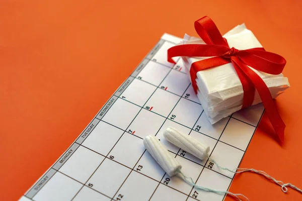 Defter, pamuk tampon, kırmızı çiçek ile adet takvim. Kadın kritik gün, kadın hijyen koruma