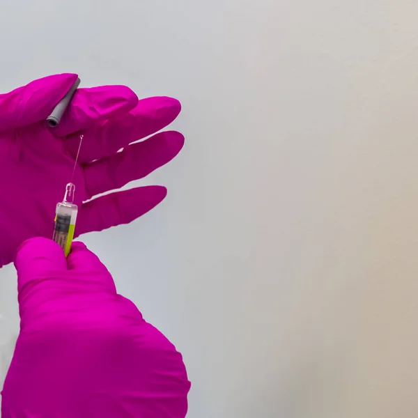 Handen Van Een Verpleegkundige Medische Handschoenen Concept Van Vaccinatie — Stockfoto