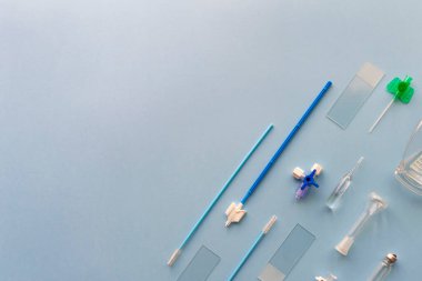 Mavi arka planda tıbbi jinekolojik aletler kolajı