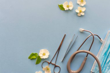 Sağlık hizmetlerinin bir sembolü olarak mavi arka planda tıbbi araçların kolajı