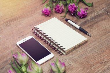  Not Defteri ile ahşap kurullarında laleler