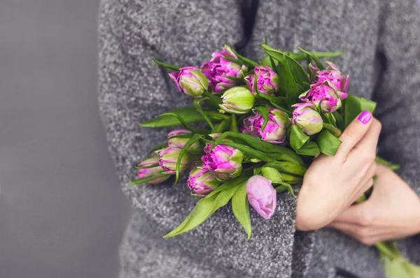 Квіти на руках — стокове фото