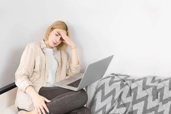 Mujer Deprimida Trabajando Desde Casa Sosteniendo Cabeza Mujer Estresada Sofá Fotos de stock libres de derechos