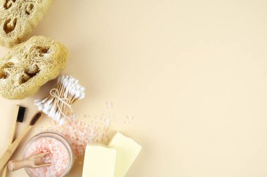 Doğal sabun, pembe tuz, ahşap diş fırçası ve kulaklık içeren çevre dostu banyo aksesuarları. Plastiksiz konsept. Sıfır atık. Kişisel el hijyeni..
