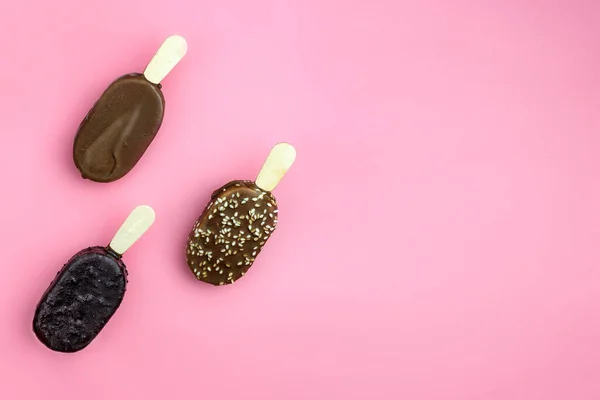 Palitos Helado Con Chocolate Almendras Asadas Sésamo Sobre Fondo Rosa —  Fotos de Stock