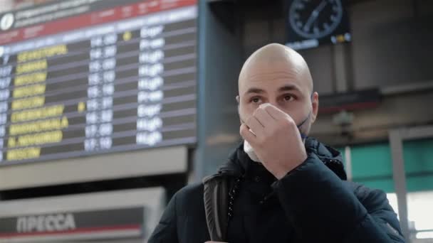 Mladý Běloch Plešatou Hlavou Respirátoru Stojí Jízdního Řádu Dálkových Vlaků — Stock video