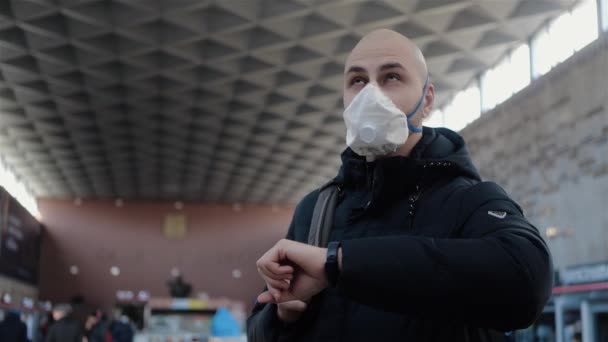 Ung Vit Man Med Skalligt Huvud Respirator Står Flygplatsen För — Stockvideo