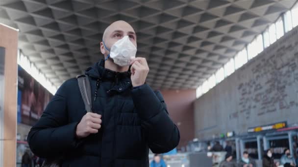 Ung Vit Man Med Skalligt Huvud Respirator Står Flygplatsen För — Stockvideo