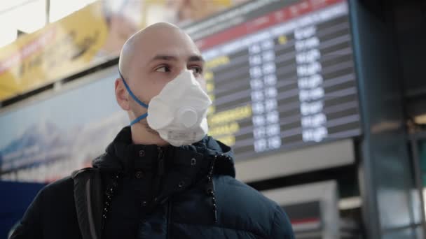 Młody Biały Człowiek Łysą Głową Noszący Respirator Stoi Zgodnie Rozkładem — Wideo stockowe