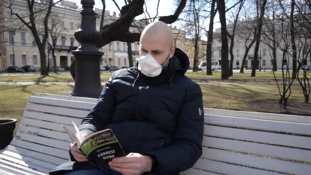 대머리에 남자가 공기를 마시며 공원에서 인공호흡기에 포레스트 검프라는 있습니다 로열티 프리 스톡 푸티지