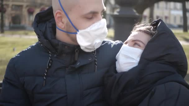 Pacientes Isolados Cara Uma Menina Com Máscaras Coronavírus Saíram Sem — Vídeo de Stock