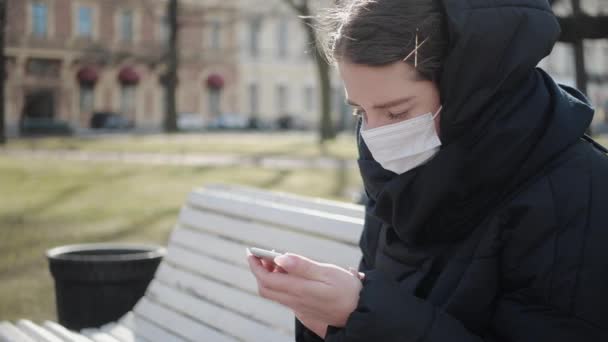 Young Girl Winter Jacket Wearing Medical Mask Coronavirus Writes Message — Stock Video