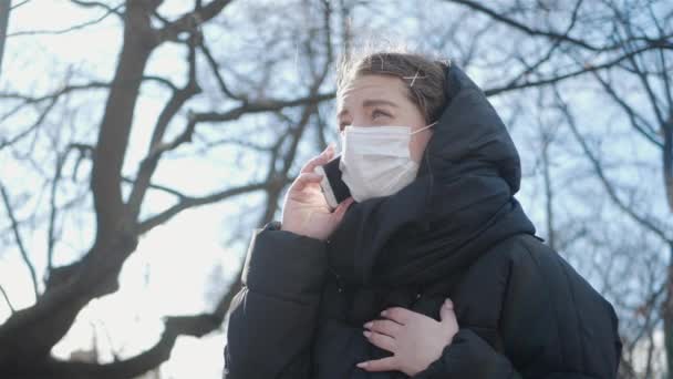 Une Fille Blanche Caucasienne Dans Masque Médical Discute Violemment Situation — Video