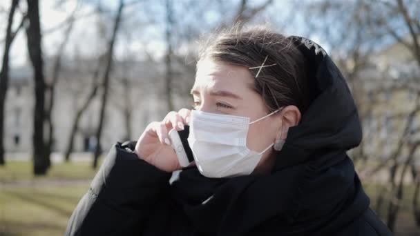 Uma Menina Casaco Preto Uma Máscara Médica Está Falando Alto — Vídeo de Stock