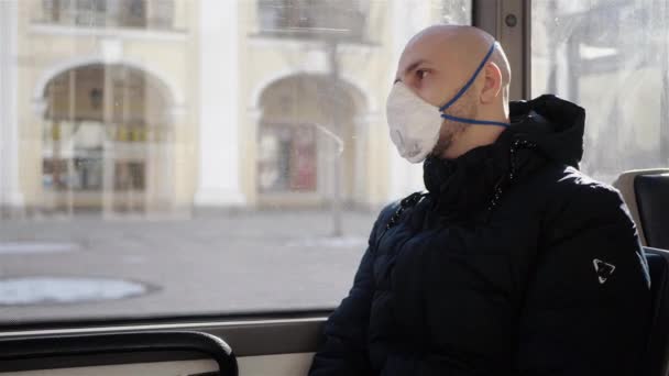 Ung Pojke Smittad Med Ett Coronavirus Åker Buss Genom Öde — Stockvideo