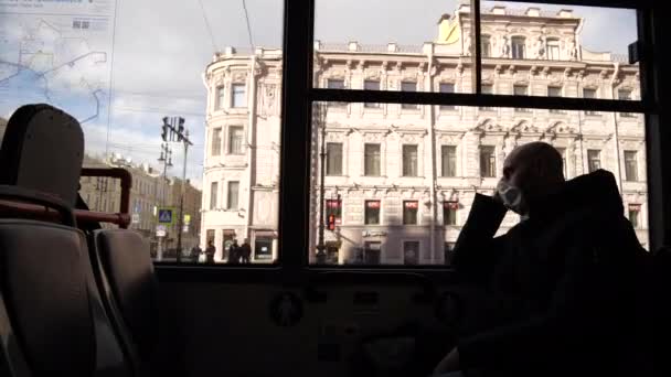 Mladý Chlapec Nakažený Koronavirem Projíždí Autobusem Opuštěným Městem Špatně — Stock video