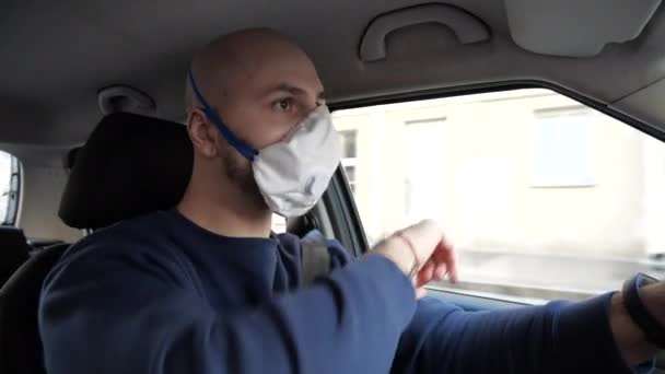 一个头戴光头 头戴呼吸器的年轻人坐着汽车在一个空荡荡的城市里毫不迟疑地跳着舞 图库视频