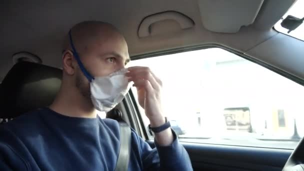 Młody Człowiek Łysiną Głową Respiratorze Przejeżdża Przez Puste Miasto Pod — Wideo stockowe