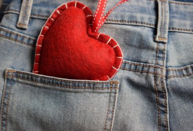 Cebinde kırmızı büyük kalp olan mavi kot pantolon..