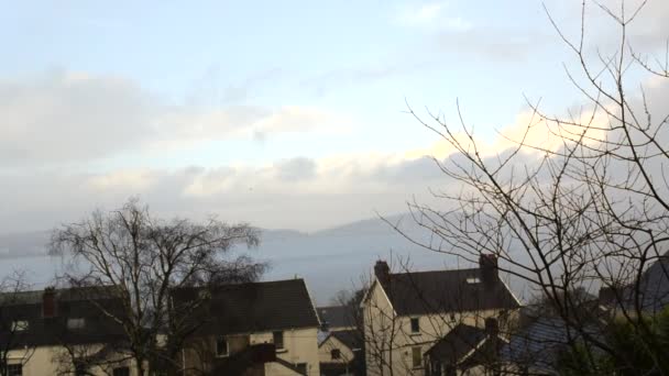 Regn och blå himmel i Mumbles Swansea Storbritannien. — Stockvideo