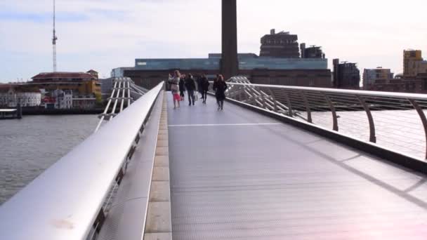 Leere Straßen in London im März 2020, Millenium Bridge. — Stockvideo