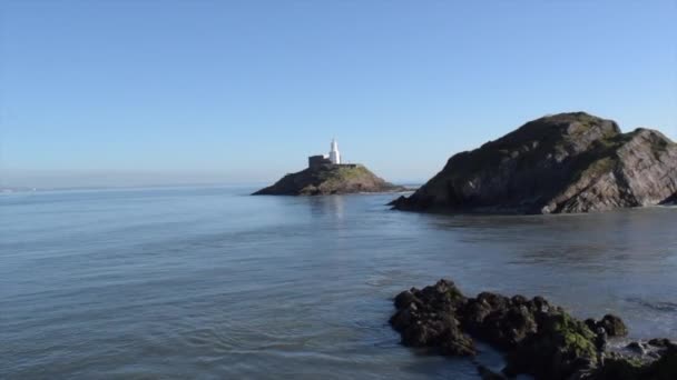 Klippen und ein Leuchtturm in Swansea — Stockvideo