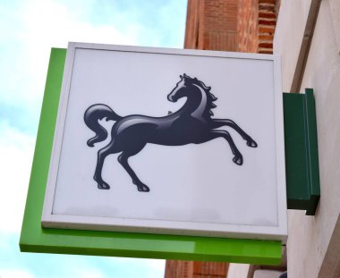 Londra şehir merkezinde Lloyds banka tabelası.