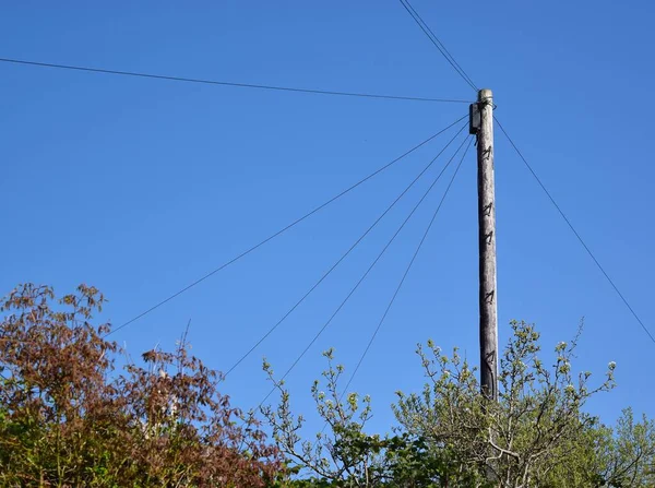 Poste Eléctrico Con Cables Sobre Fondo Azul Cielo —  Fotos de Stock