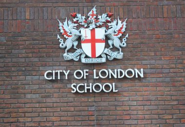 Londra şehri duvarında okul tabelası var..