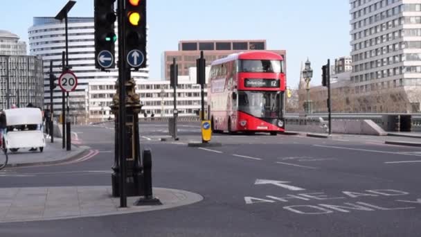 Tráfico en el centro de Londres con autobuses y motocicletas . — Vídeos de Stock